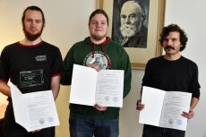 Übergabe der ersten Frege-Zertifikate im Februar 2020 an Hauke Rehr, Evan Lucas Möller-Stechbart und Valentin Müller (von links nach rechts)